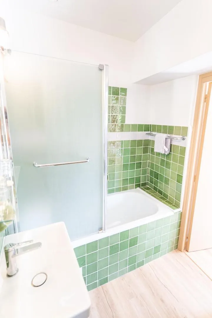***  Au Bien Etre Piscine Chauffee Hotell Villecroze Frankrike